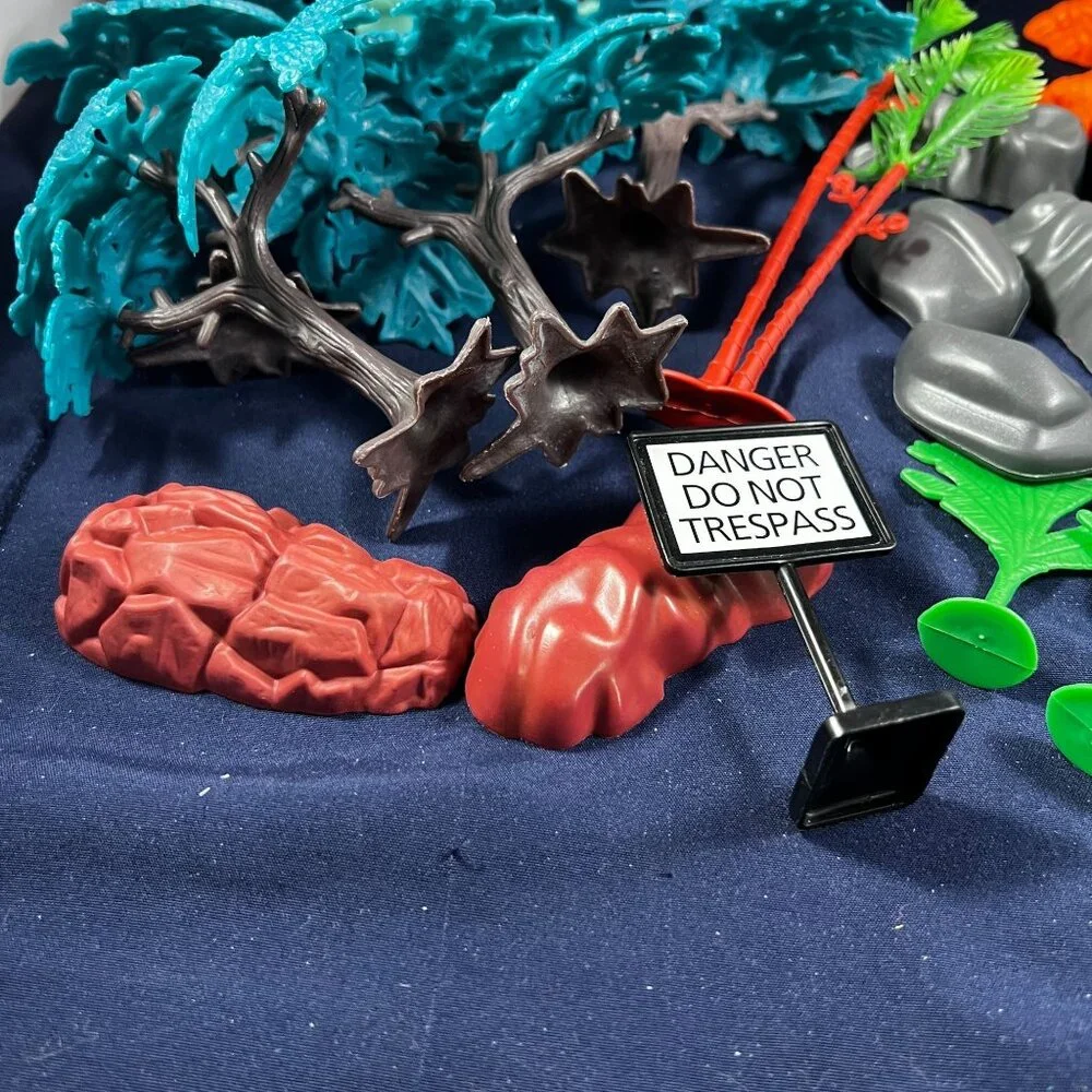 Lot Of 24 Dinosaur Environment Toys Plus Two Large Assembled Dinosaurs Kids Play
